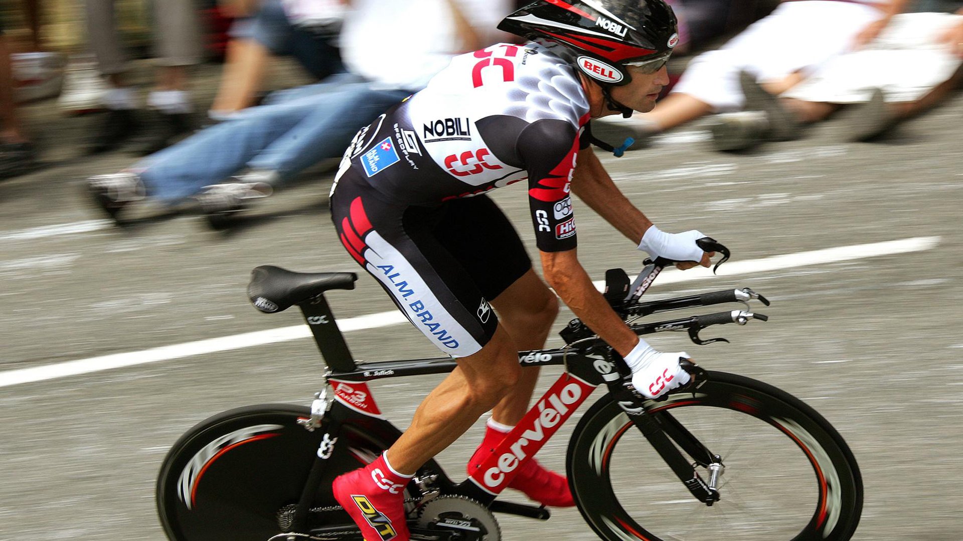 跨界统治力，广厦惊天逆转，约基奇驶入F1赛道接管比赛